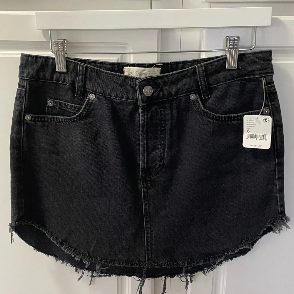 Free People NWT We The Free Sky High Denim Mini
Skirt in Black Raw Hem Size 6 - Picture 4 of 10